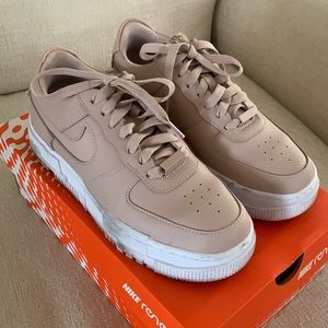 Nike Air Force 1 Pixel